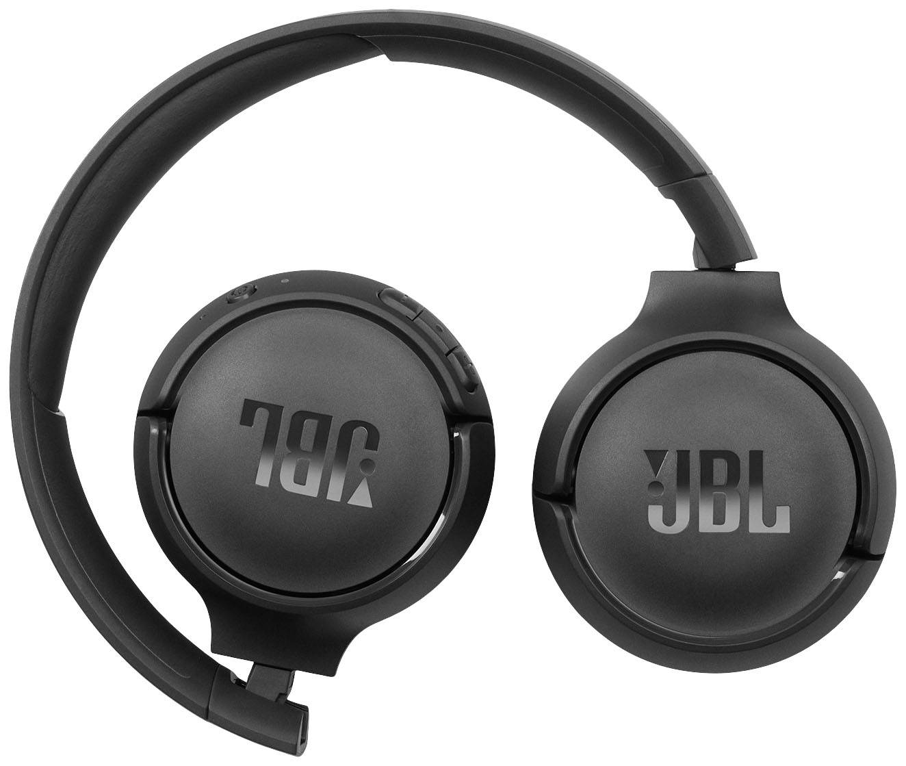 Černá over-ear sluchátka s logem JBL na mušlích, zobrazená v překládací poloze, vhodná pro poslechový požitek na cestách.