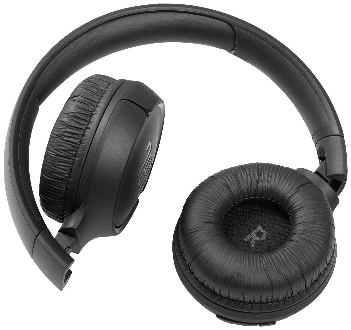 Černá bezdrátová over-ear sluchátka s polstrovanými náušníky na bílém pozadí.