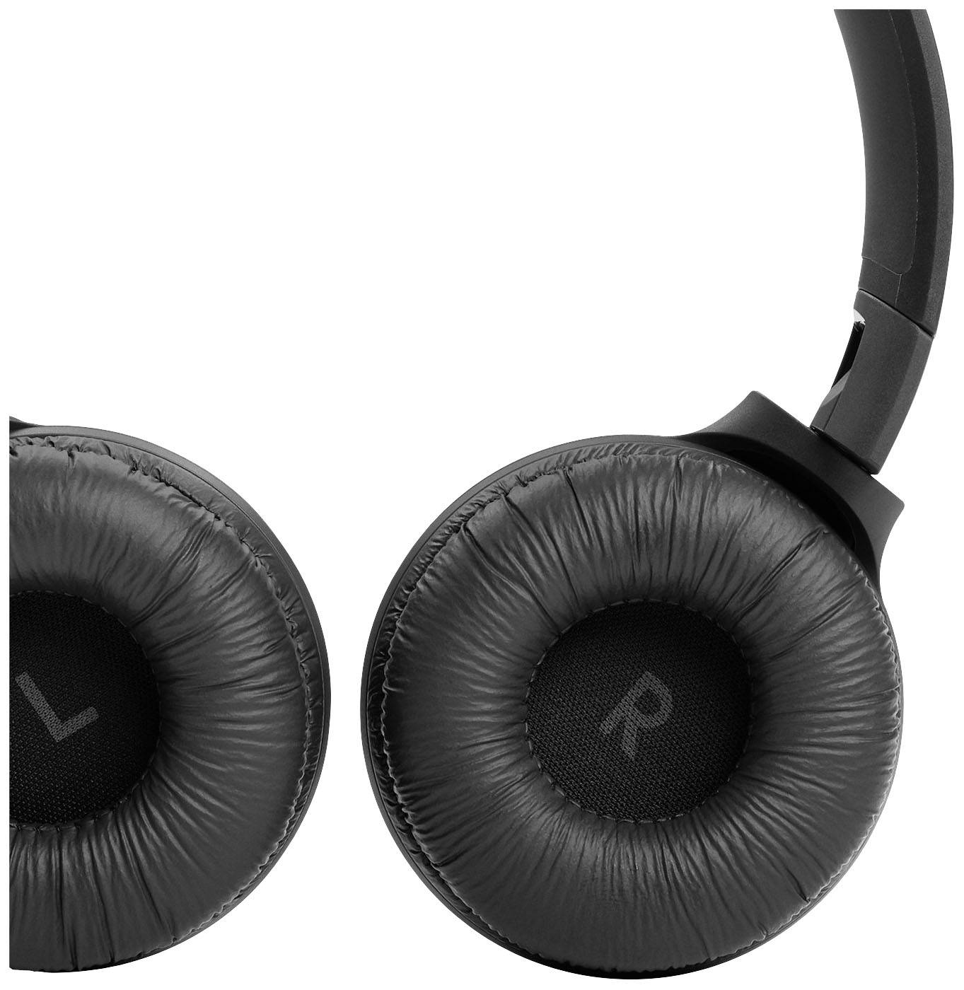 Černá over-ear sluchátka s měkkými, polstrovanými náušníky. Levá sluchátková mušle je označena 'L' a pravá 'R'.