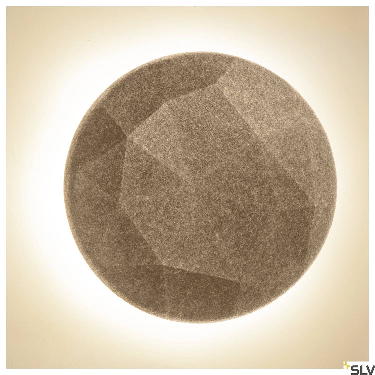 Kulovitá lampa z hnědého plsti s geometrickými vzory, jemně osvětlená zezadu.