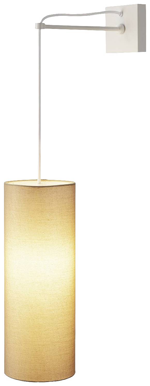 Nástěnná lampa s béžovým válcovým stínidlem, upevněná na bílém pravoúhlém držáku na stěně, vyzařuje teplé světlo.