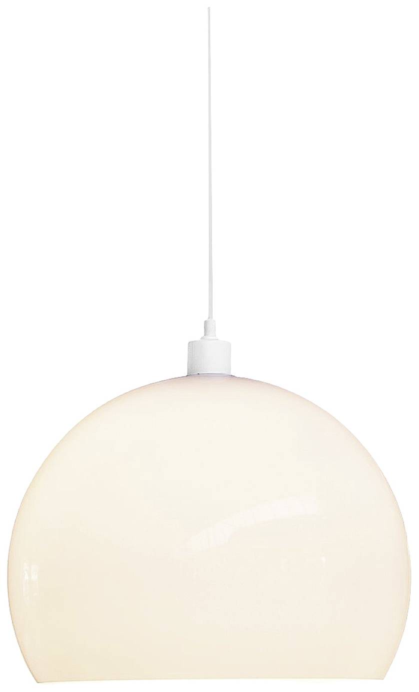 Kulatý, bílý lustr visí na tenkém kabelu ze stropu. Má minimalistický design.