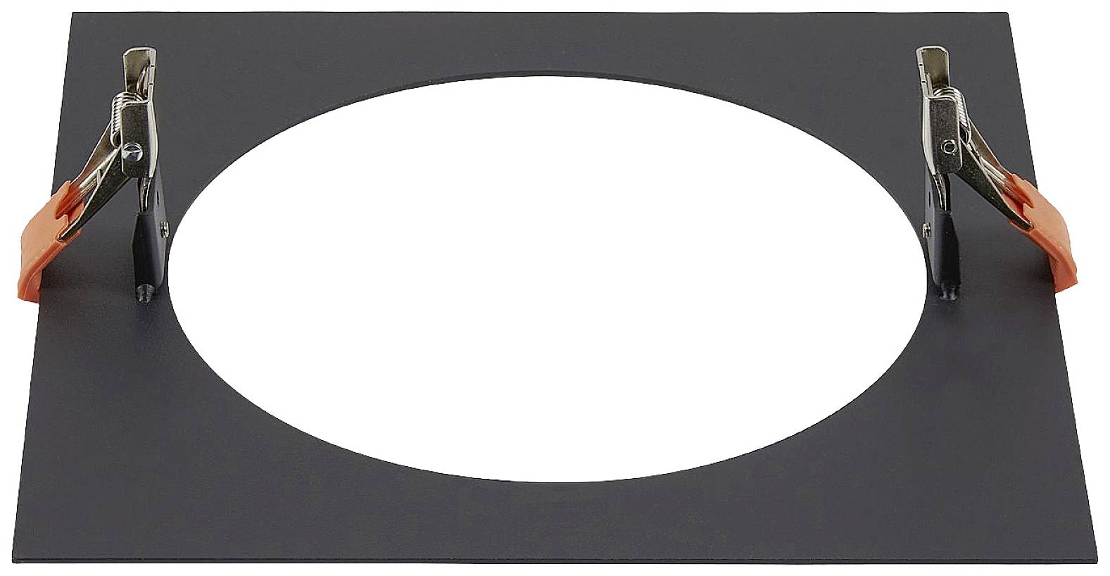 Černá kovová deska s kulatým výřezem uprostřed a dvěma připevněnými sponkami po stranách.