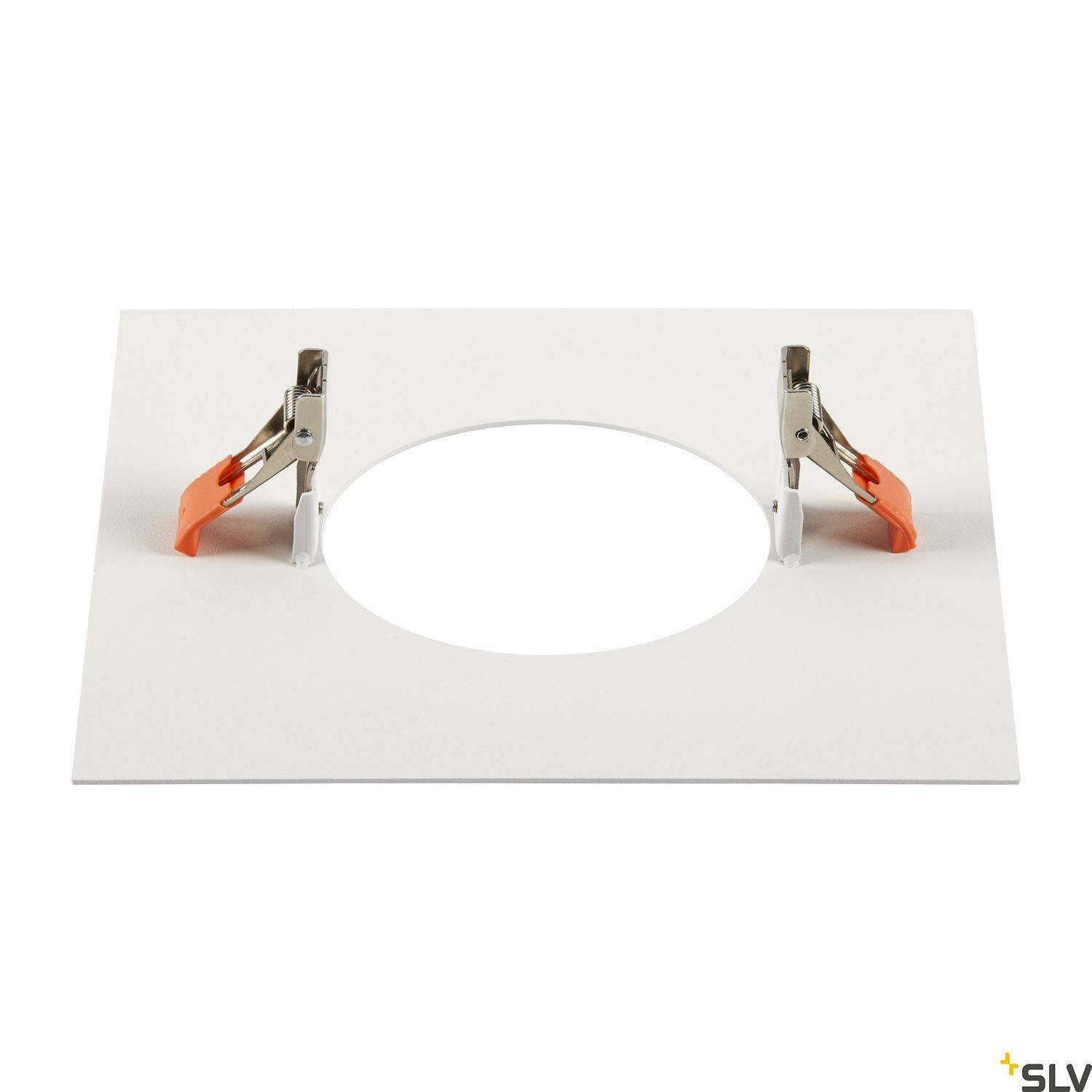 Bílý držák s kulatým výřezem a dvěma oranžovými upevňovacími svorkami, pravděpodobně určený pro montáž na strop.