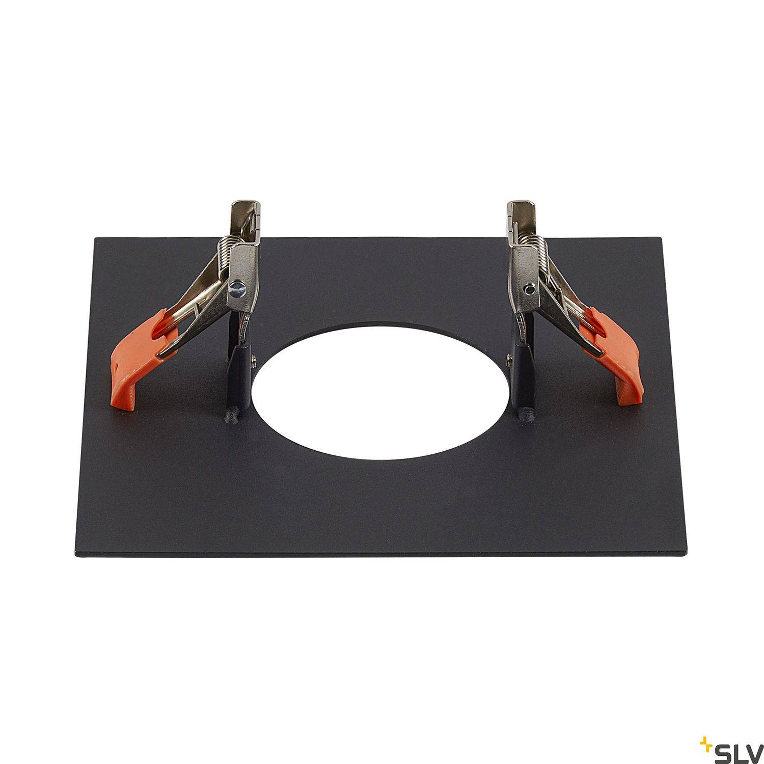 Černý montážní rám s centrálním kruhovým výřezem a dvěma oranžovými sponkami, pravděpodobně určený pro upevnění osvětlení.