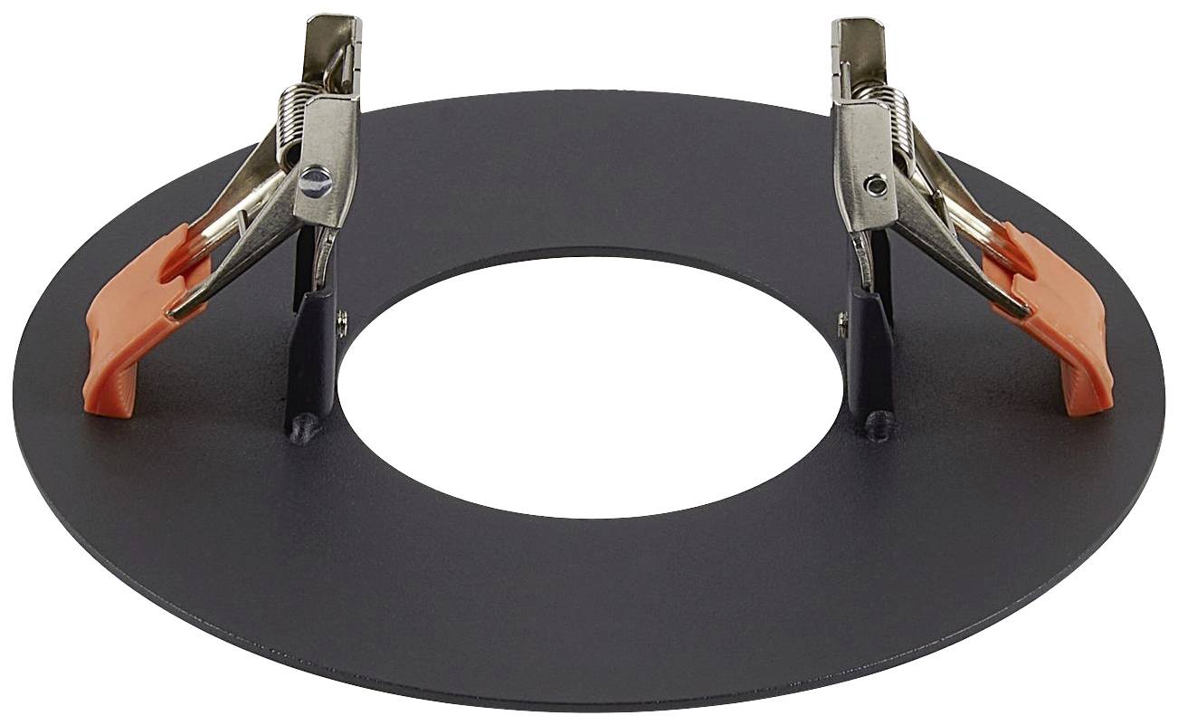 Černý kovový díl s kulatým výřezem a dvěma kovovými sponkami s oranžovými úchyty. Primárně používán jako držák.