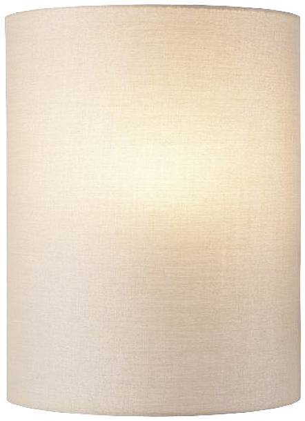Válcová stojací lampa s bílým textilním stínidlem, které vyzařuje teplé, rozptýlené světlo.