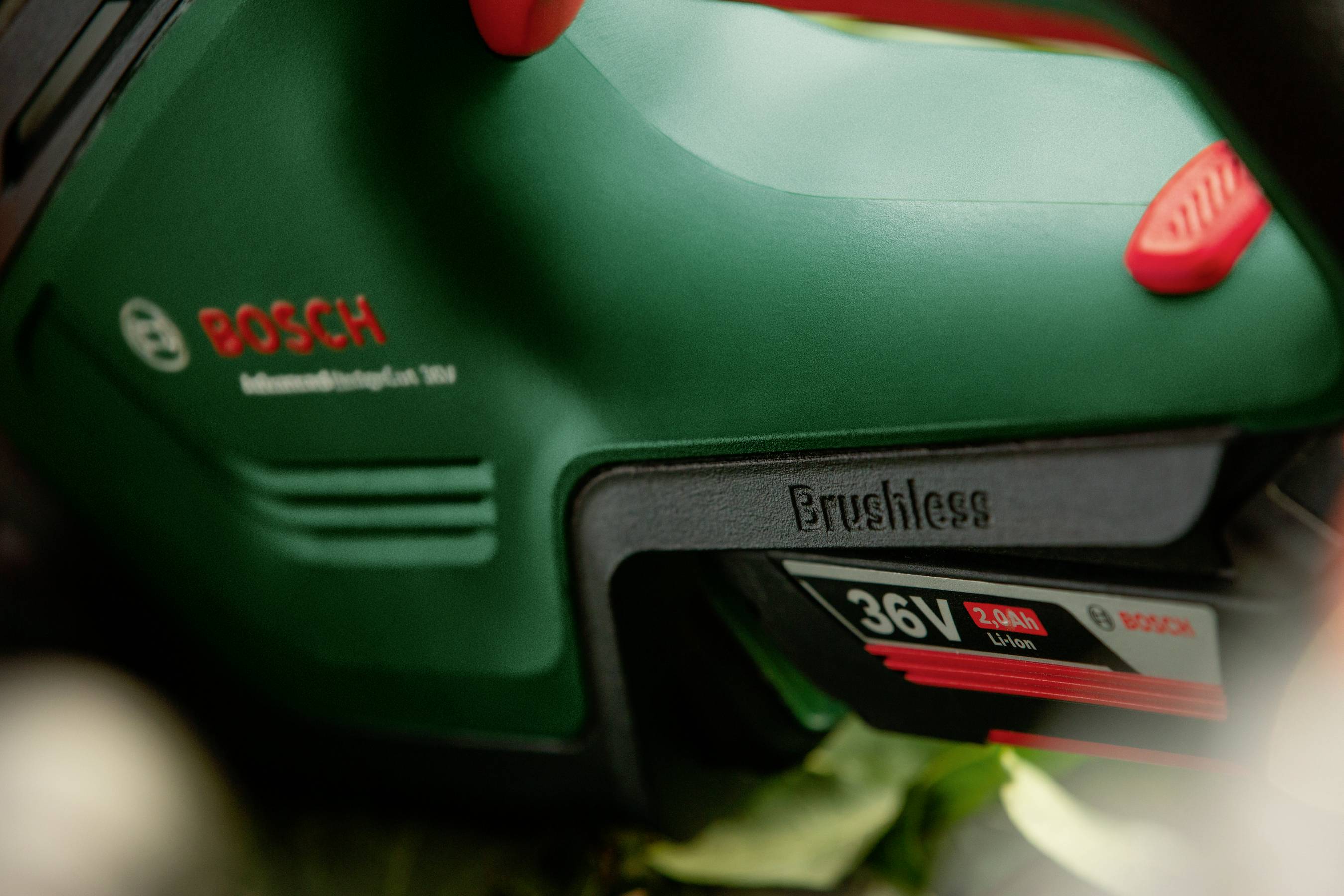 Akumulátorový šroubovák Bosch v detailním záběru, zelené tělo s červeným spínačem. Označení 'Brushless' a '36V Li-Ion'.