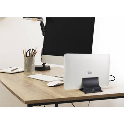 Moderní psací stůl s desktopovým počítačem, laptopem, klávesnicí, myší a stojánkem na tužky. Prostor působí minimalisticky a uspořádaně.