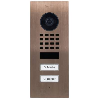 Bronzová dveřní videotelefon s kamerou, reproduktorem a dvěma jmenovkami s nápisy 'S. Martin' a 'C. Berger'.