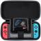 Nintendo Switch v otevřené cestovní tašce se dvěma herními kartami v síťové kapse. Konzole je vybavena modrými a červenými ovladači Joy-Con.