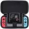 Nintendo Switch v černém ochranném pouzdře s červeno-modrým ovladačem Joy-Con. Nahoře jsou kapsy na herní kazety.
