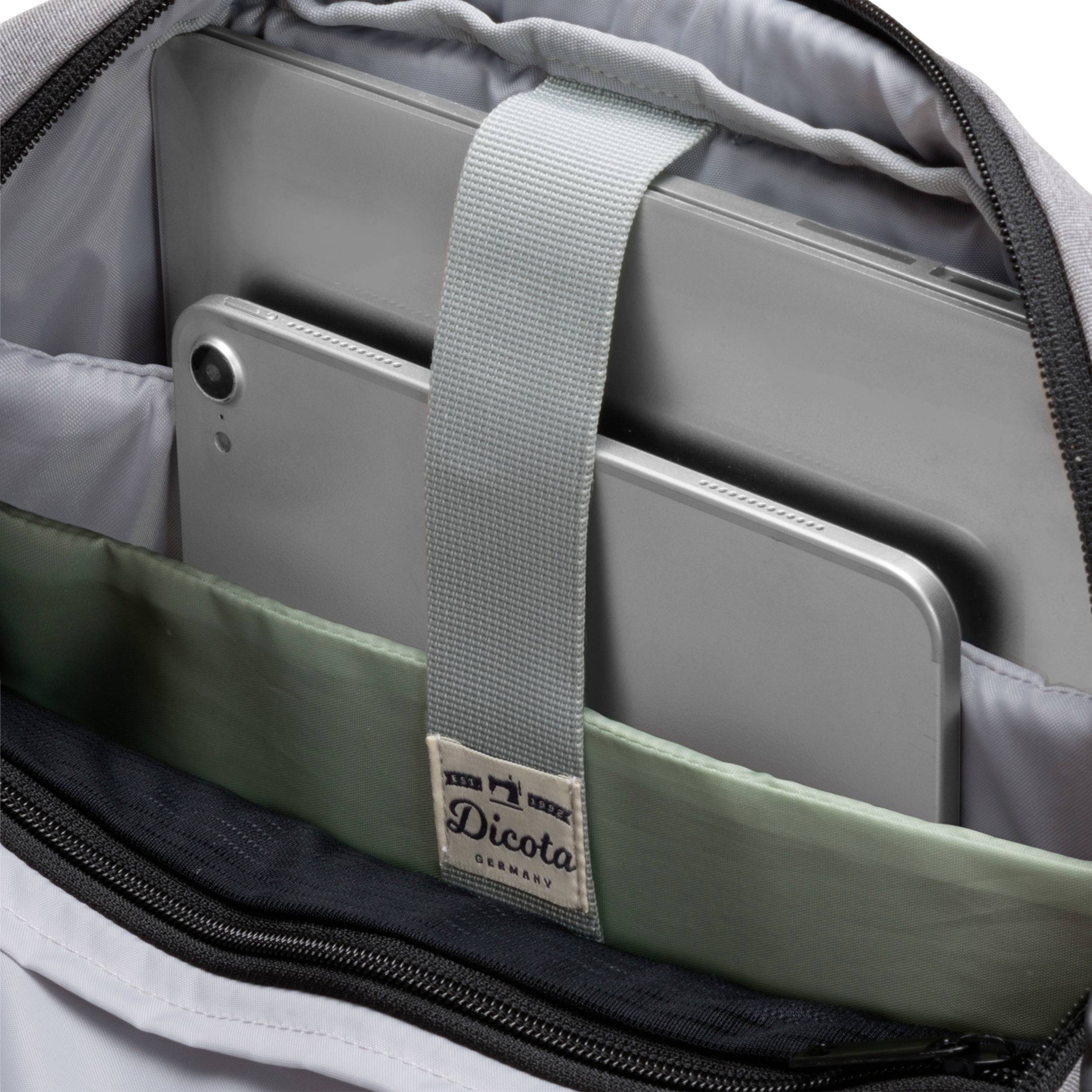 Tablet je uložen v šedé tašce značky 'Dicota', která je zajištěna klopou.