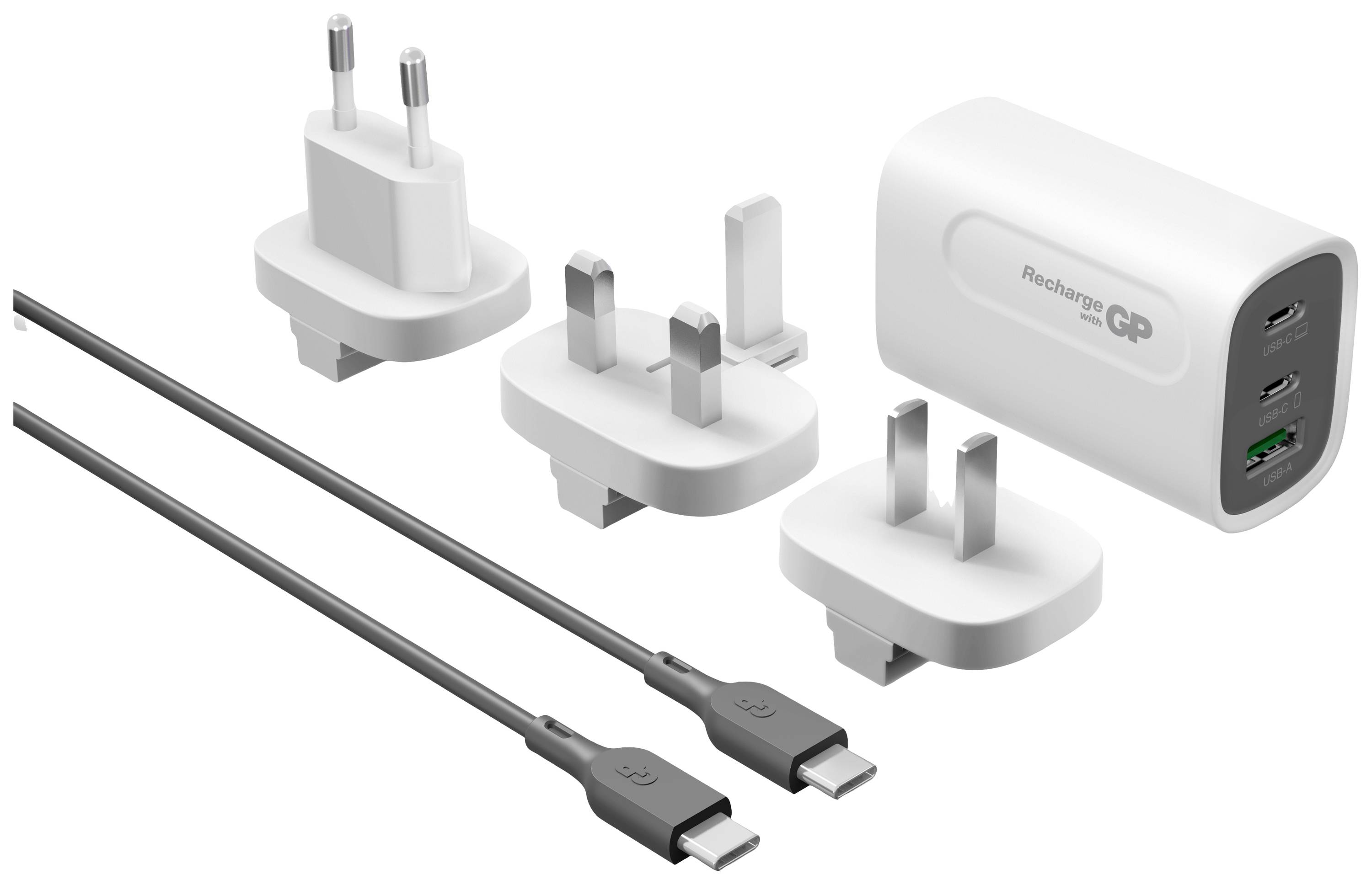 Různé síťové adaptéry a dvě černé USB-C kabely vedle bílé nabíječky se dvěma USB porty.