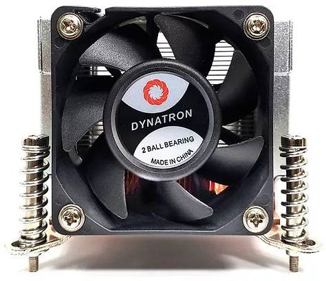 Černý počítačový ventilátor s nápisem 'Dynatron, 2 kuličková ložiska, Vyrobeno v Číně', namontovaný na kovovém držáku.