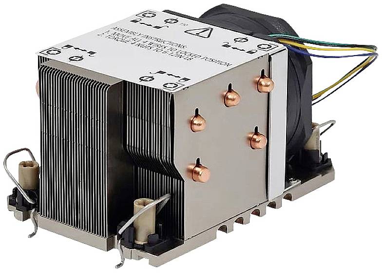 Velký chladič procesoru s kovovými lamelami, měděnými tepelnými trubicemi a připevněným ventilátorem.