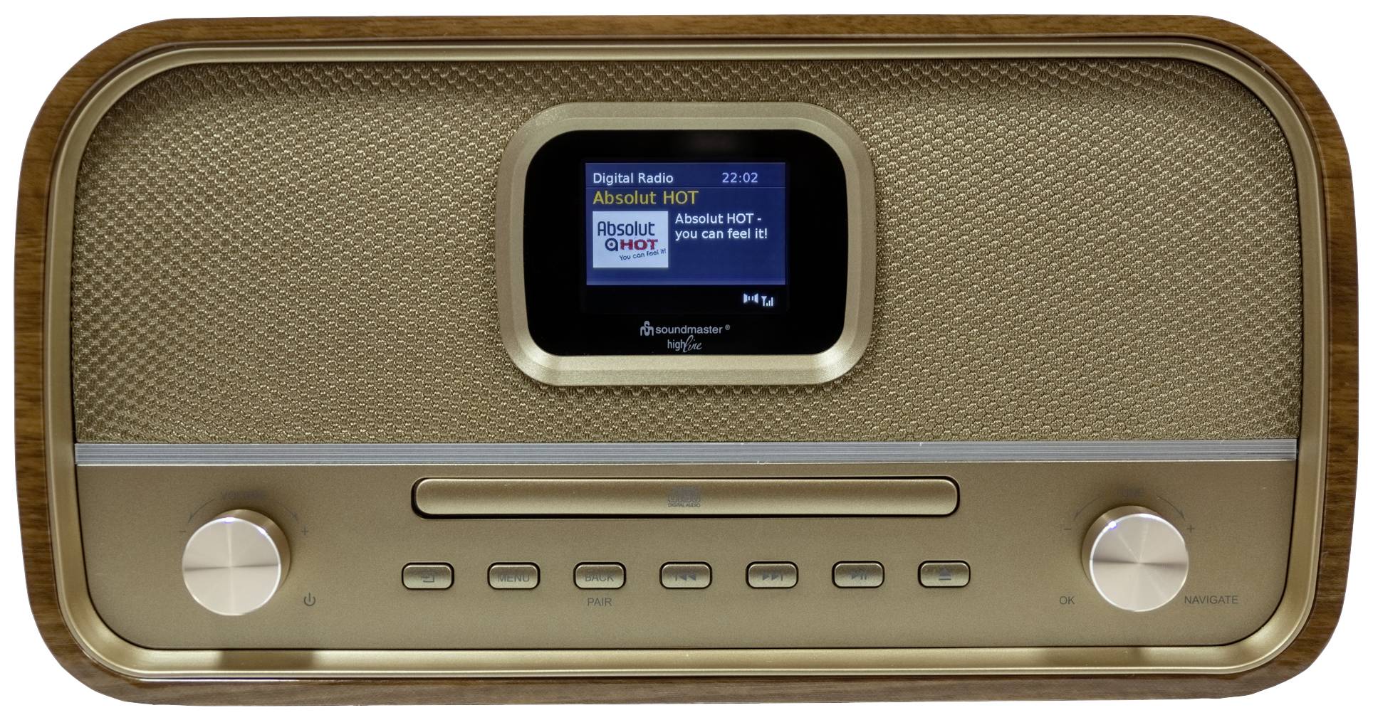 Retro rádio s obdélníkovým dřevěným rámem, velkým ovladačem hlasitosti vlevo, ladicím ovladačem vpravo a digitálním displejem uprostřed.