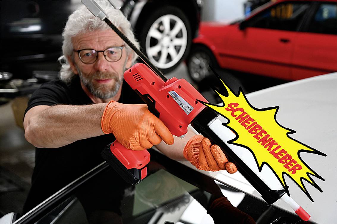 Muž s šedými vlasy a brýlemi používá červenou tavnou pistoli na autosklo. Text v grafice: 'LEPIDLO NA SKLO'.