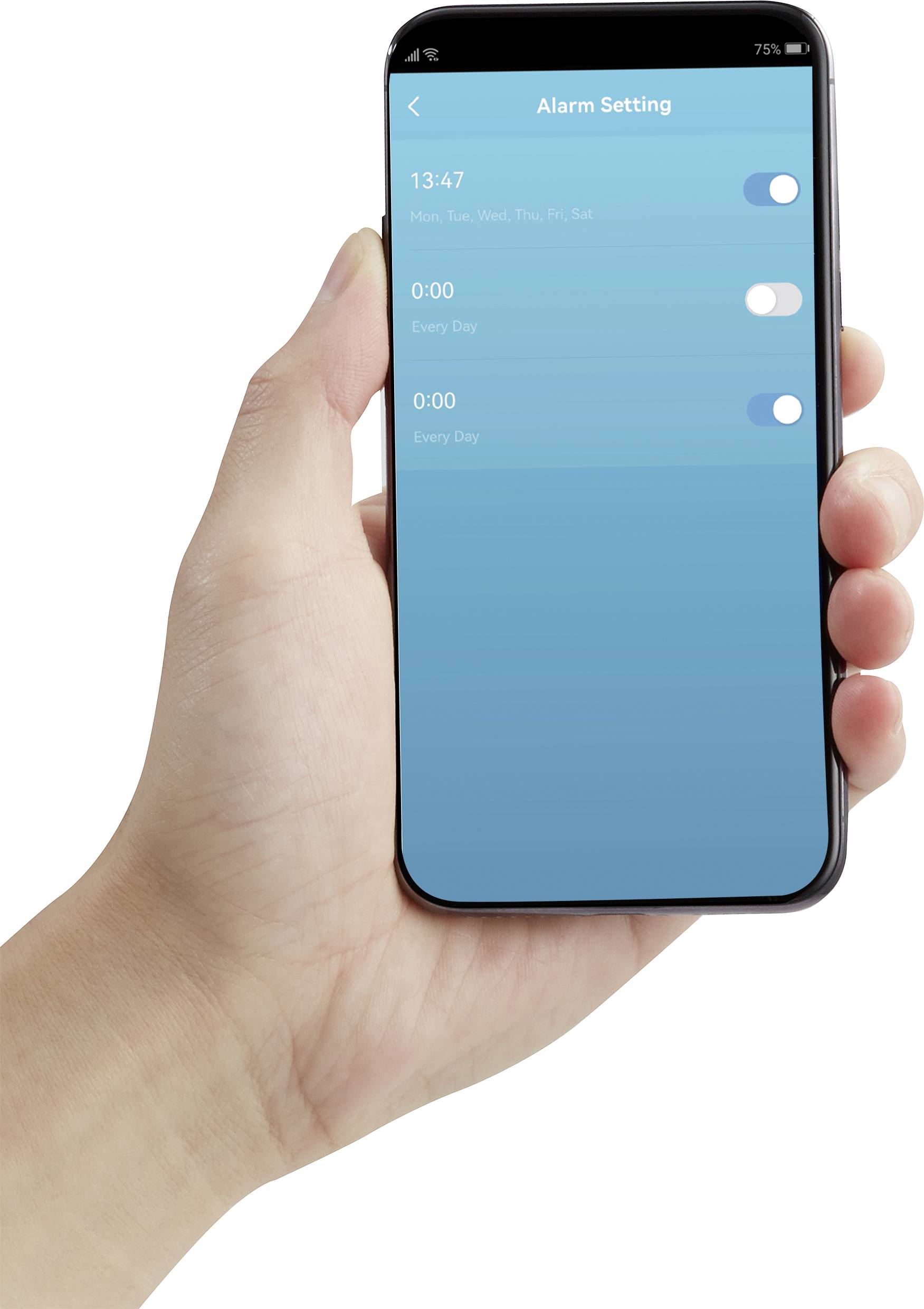 Jedna ruka drží smartphone s modrým displejem. Nastavení budíku zobrazuje aktivovaný čas buzení v 13:47 a dva deaktivované budíky.