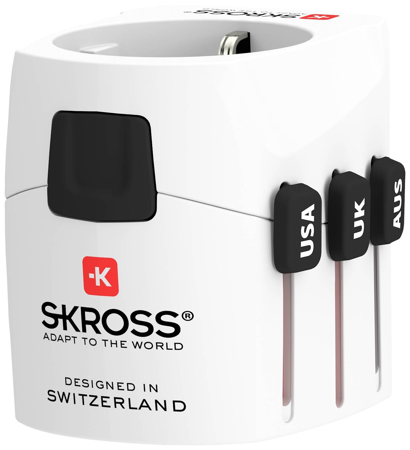 Cestovní adaptér s různými typy zástrček (USA, UK, AUS), kompaktní design. Značka 'SKROSS', design 'Švýcarsko'.
