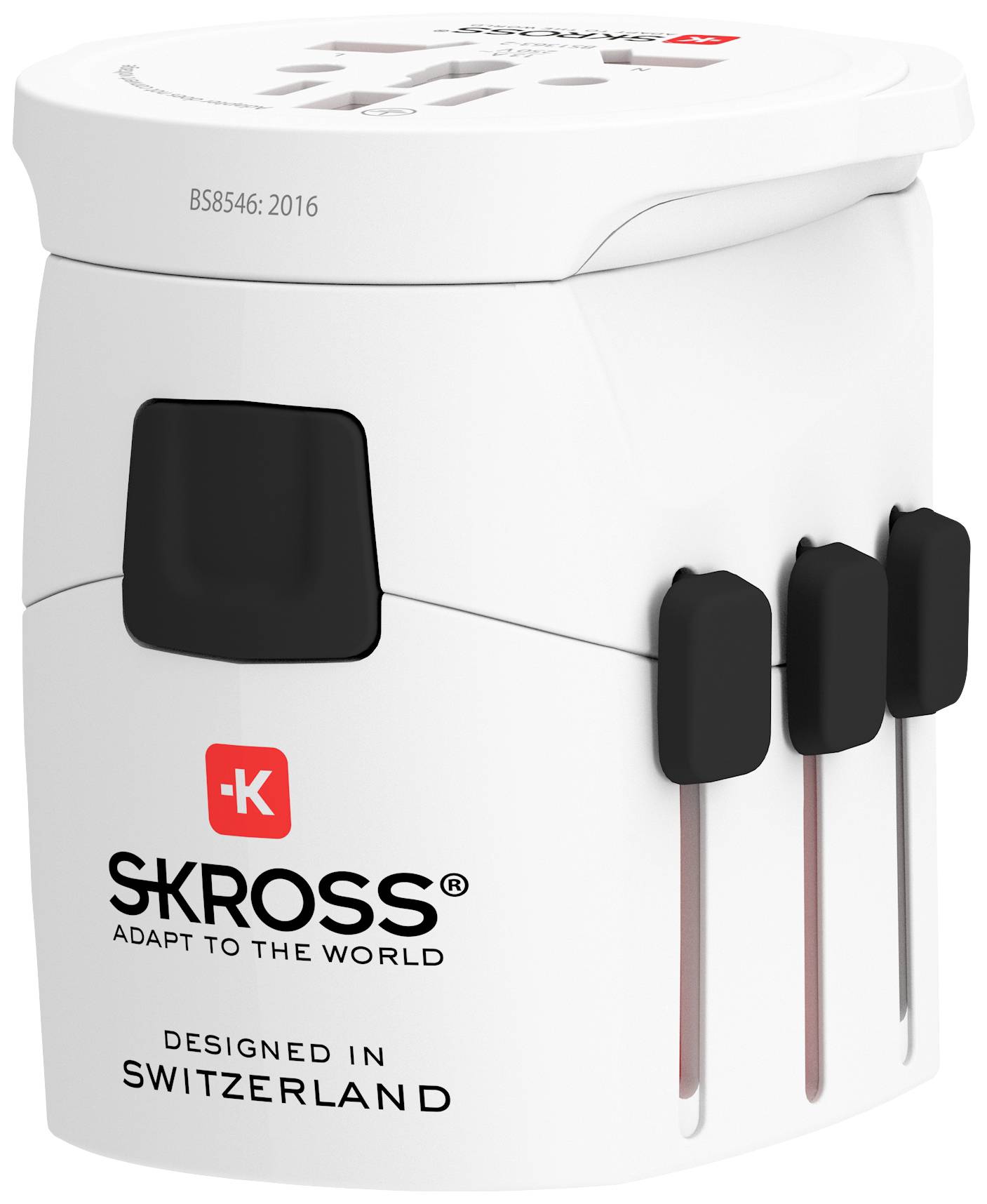 Bílý cestovní adaptér SKROSS s posuvnými ovladači a nápisem „Designed in Switzerland", vhodný pro mezinárodní elektrické zásuvky.