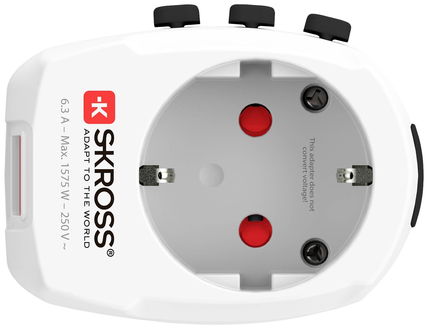 Bílá zásuvka SKROSS se dvěma kulatými kontakty, vhodná pro zařízení s 6,3A a až 1750W, s nápisem: 'ADAPT TO THE WORLD'.