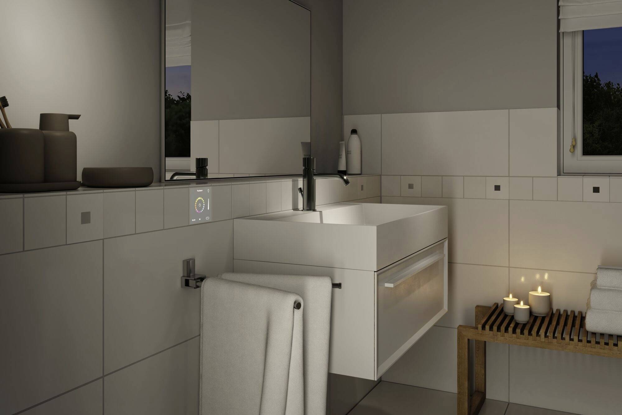 Koupelna s moderním umyvadlem, zrcadlem, svíčkovým osvětlením a ručníkem na dřevěné lavici. Uvolněná atmosféra pro pocit pohody.