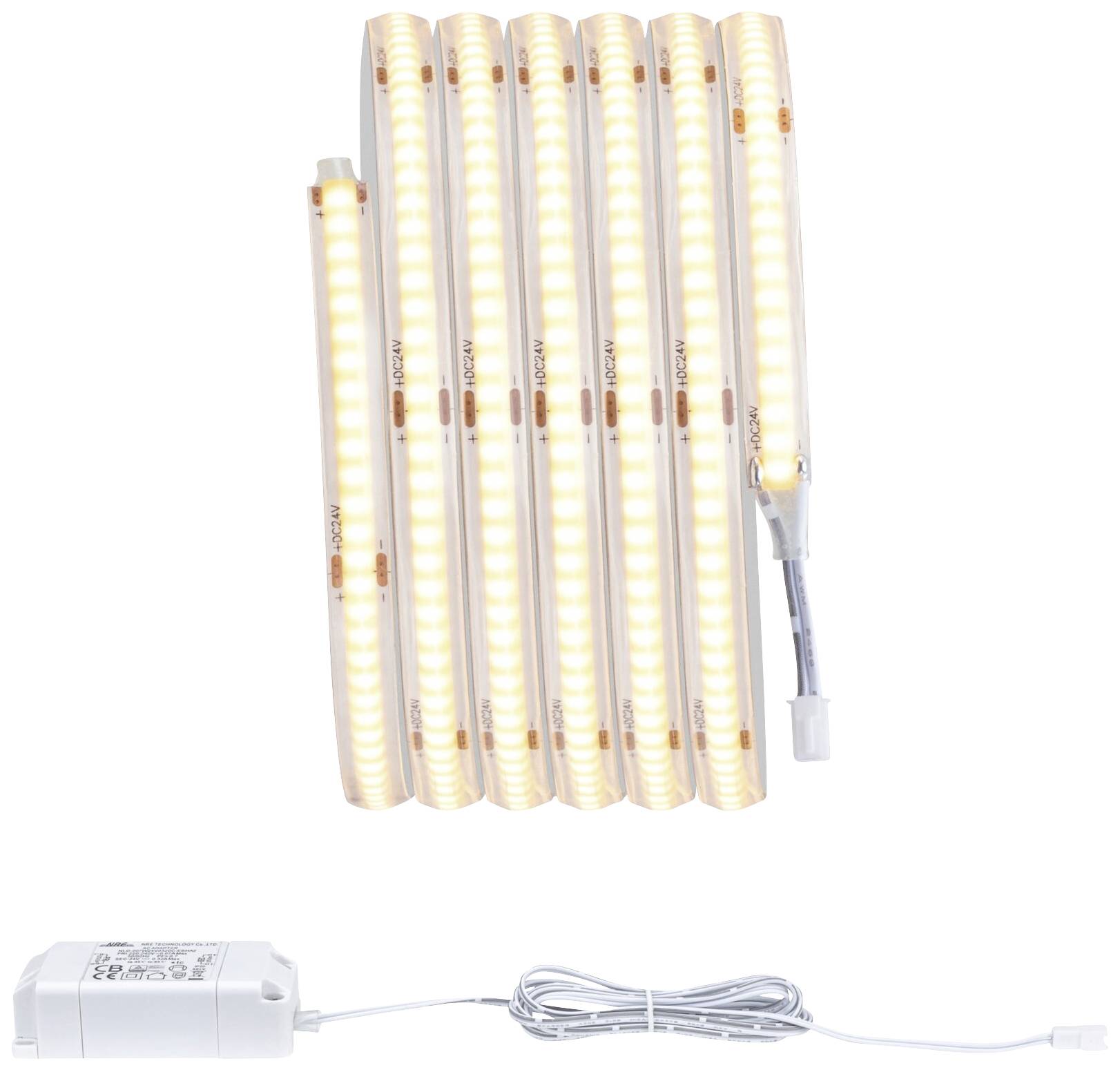 LED světelný pás s několika segmentovanými úseky, připojený k napájecímu zdroji a bílým kabelem, leží na bílém povrchu.