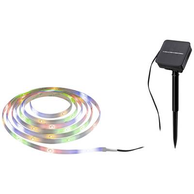 LED světelný pás v různých barvách vedle solárního nabíječe umístěného na stojanu. Ideální pro ekologické osvětlení.