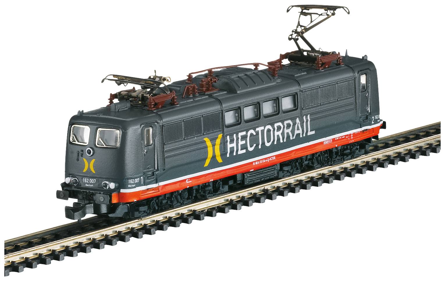 Model lokomotivy značky HECTORRAIL na kolejích, tmavě šedá s oranžovými akcenty, vykazuje silný a funkční vzhled.