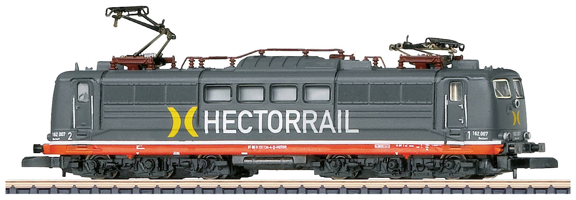 Model šedé lokomotive společnosti HECTORRAIL stojící na kolejích, s oranžovými detaily a logy.