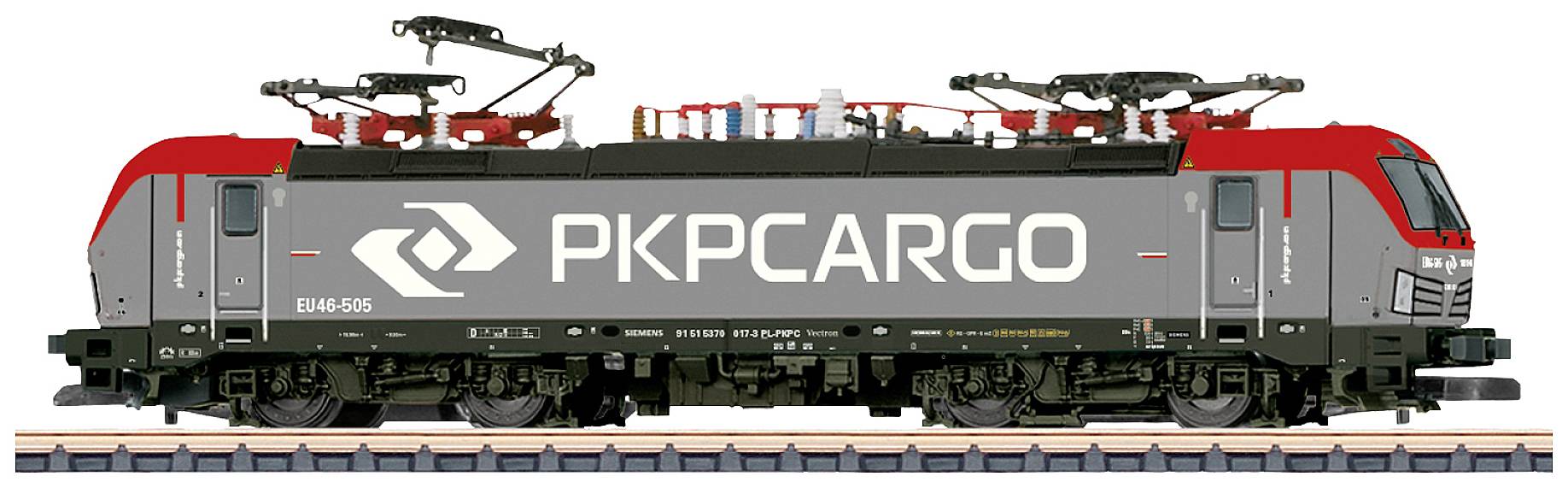 Nákladní lokomotiva společnosti PKP Cargo na kolejích s červeno-šedým designem, zřetelně viditelným logem a sběračem proudu.