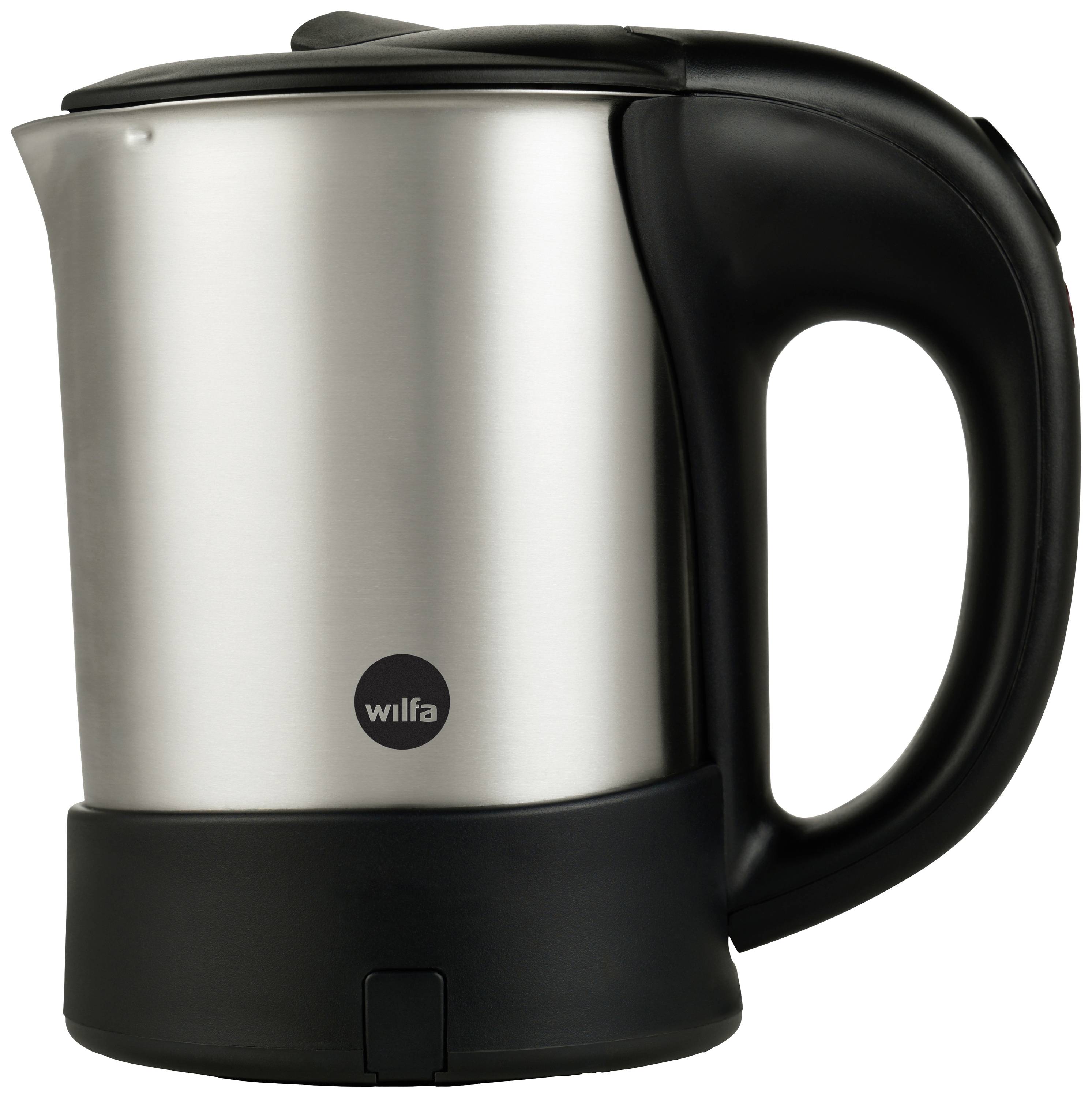 Stříbrný válcovitý varný konvice s černou rukojetí. Logo 'wilfa' je viditelné na přední straně.