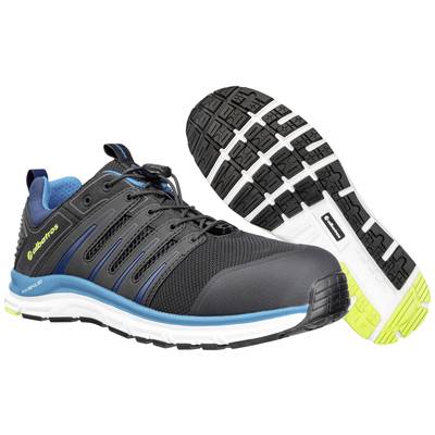 Černá sportovní bota s modrými a neonově žlutými detaily. Ukazuje podrážku s protiskluzovým vzorem. Ideální pro sportovní aktivity.