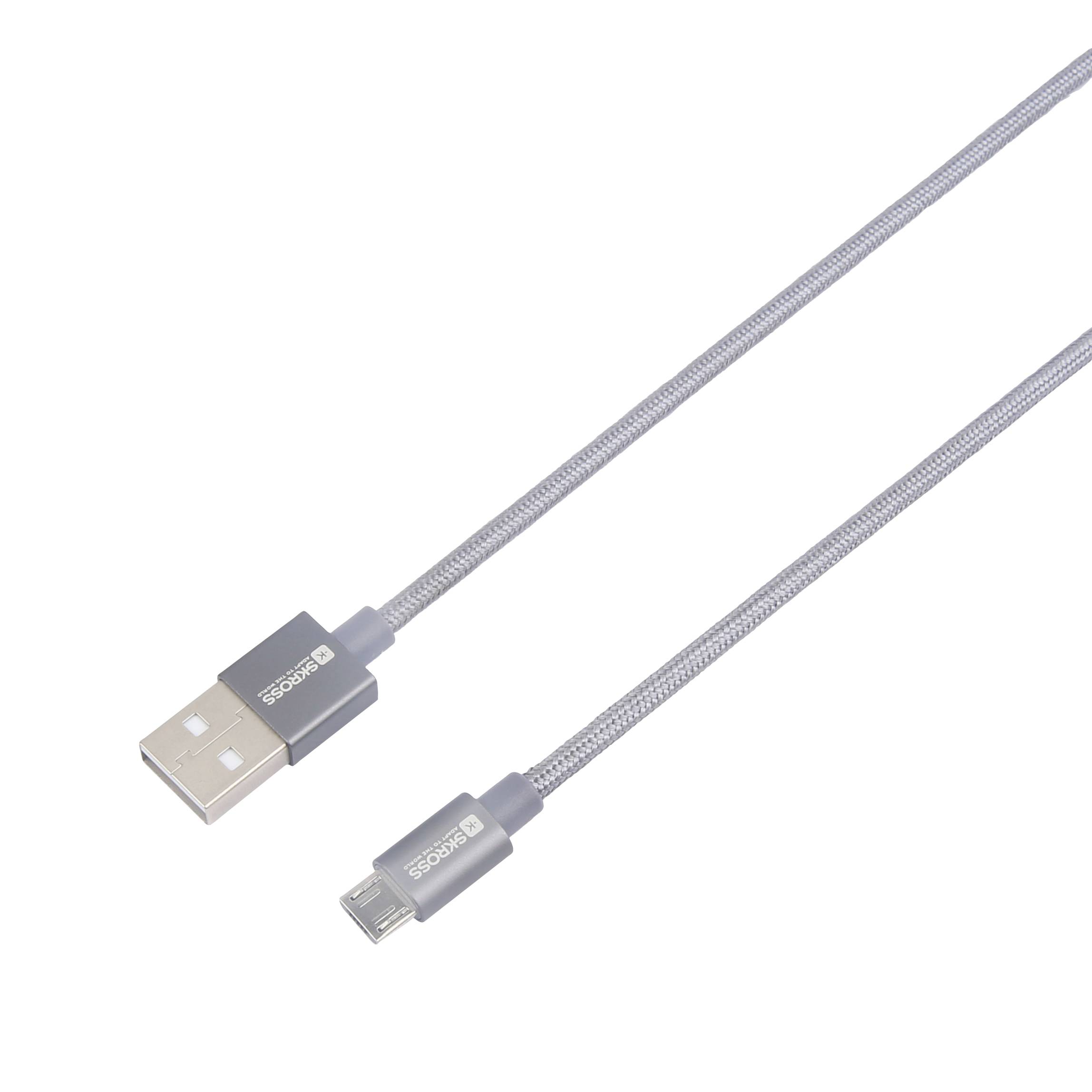 Stříbrný kabel USB na Micro-USB, zobrazující oba konektory. Micro-USB konektor je menší a vhodný pro mnoho mobilních zařízení.