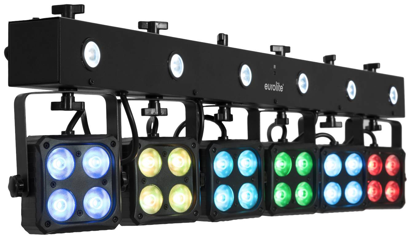 Světelná soustava s několika LED lampami vyzařujícími různé barvy, namontovaná na černém nosníku pro jevištní osvětlení.