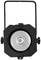 Černý LED reflektor s obdélníkovým tělem a kulatou čočkou, ideální pro jevištní efekty nebo osvětlení událostí.