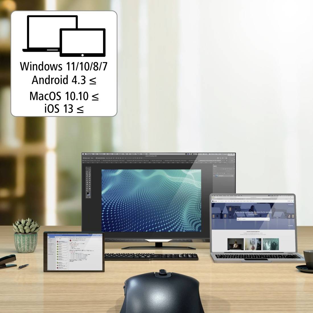 Pracovní stůl s počítači, tablety a chytrým telefonem. Na obrazovce je zobrazena software. Textové pole zmiňuje verze operačních systémů Windows, Android, MacOS a iOS.