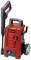 Červený vysokotlaký čistič s kolečky a rukojetí, včetně dlouhé trysky a připojení hadice. Logo značky viditelné na přední straně.