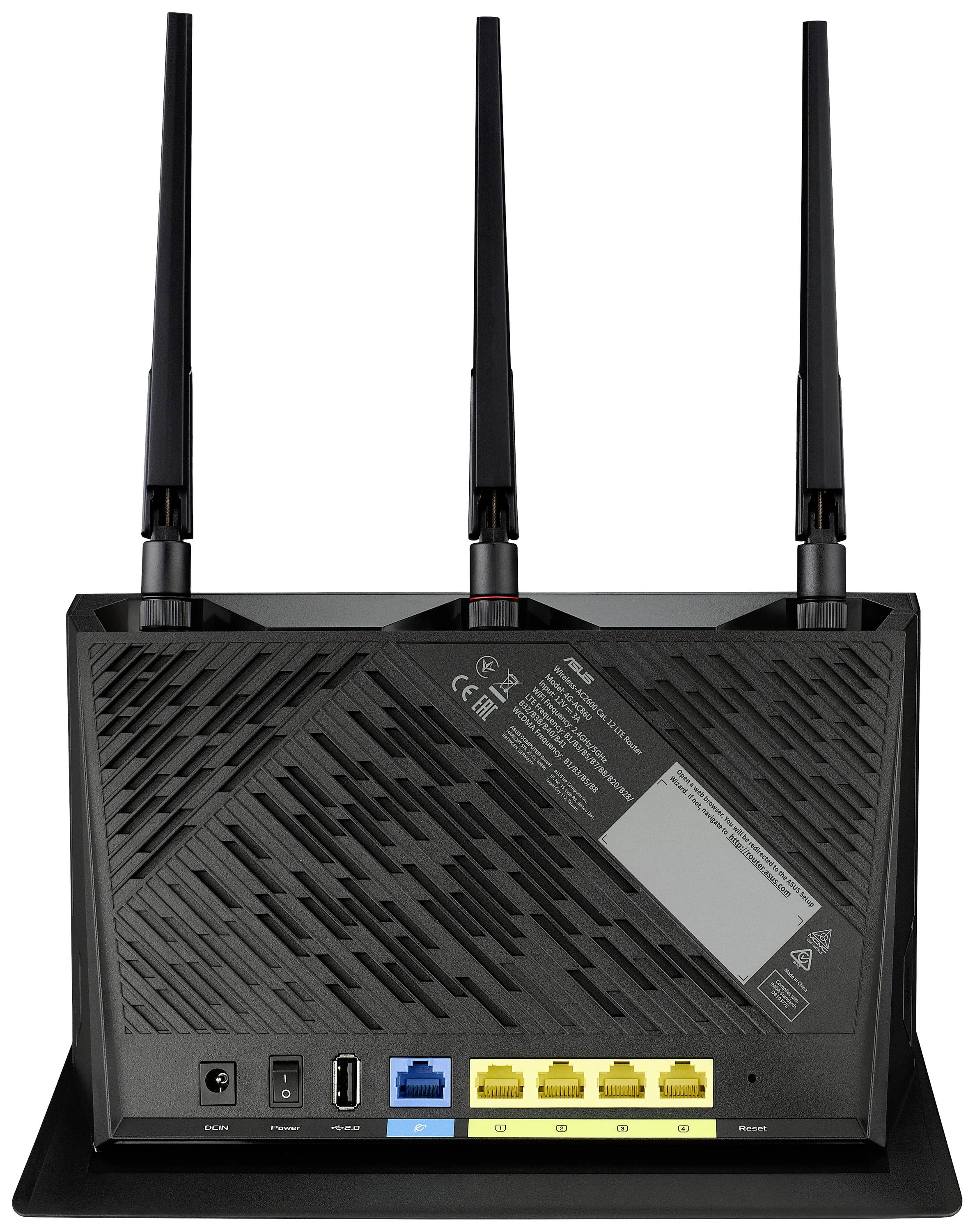Černý WLAN router se třemi anténami, několika LAN porty a USB portem na zadní straně.
