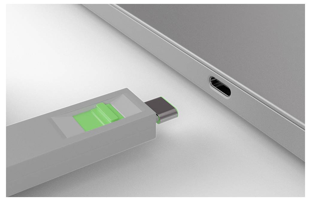USB flash disk vkládaný do USB portu notebooku, zobrazující detailní pohled na proces připojení.