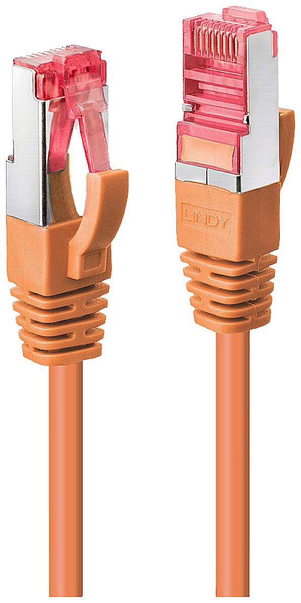 Oranžový síťový kabel se dvěma konektory RJ45, jeden s ochranným krytem, který lze vyklopit, a druhý standardně uzavřený.