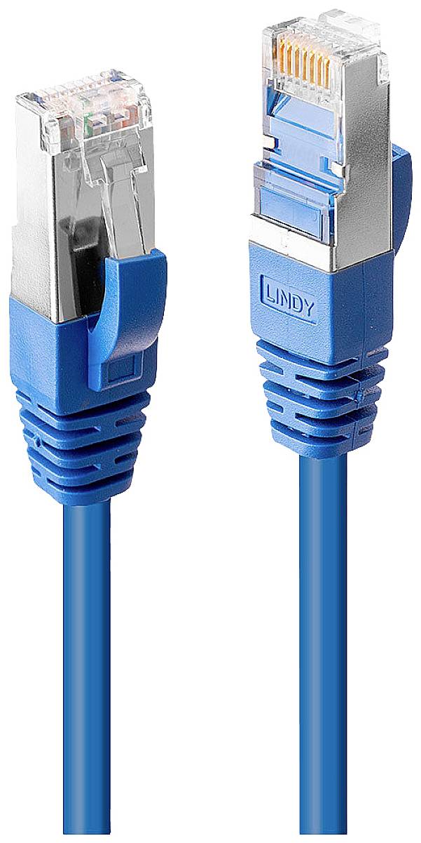 Modrý síťový kabel se dvěma konektory RJ45, vhodný pro ethernetové připojení v domácích nebo kancelářských sítích.