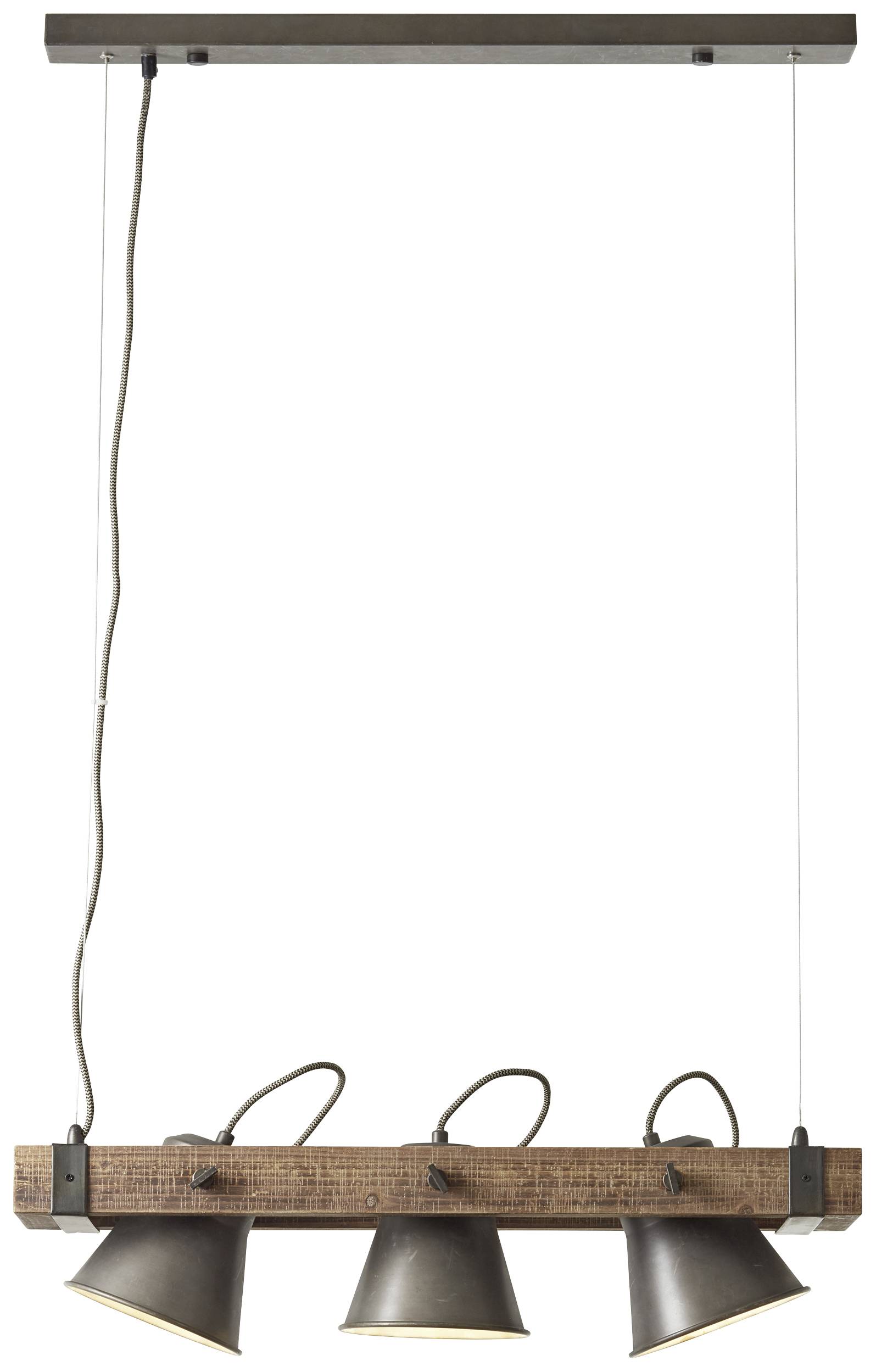 Závěsná lampa se třemi kovovými stínidly zavěšená na dřevěném trámu, který visí na lanech od stropu. Rustikální design.