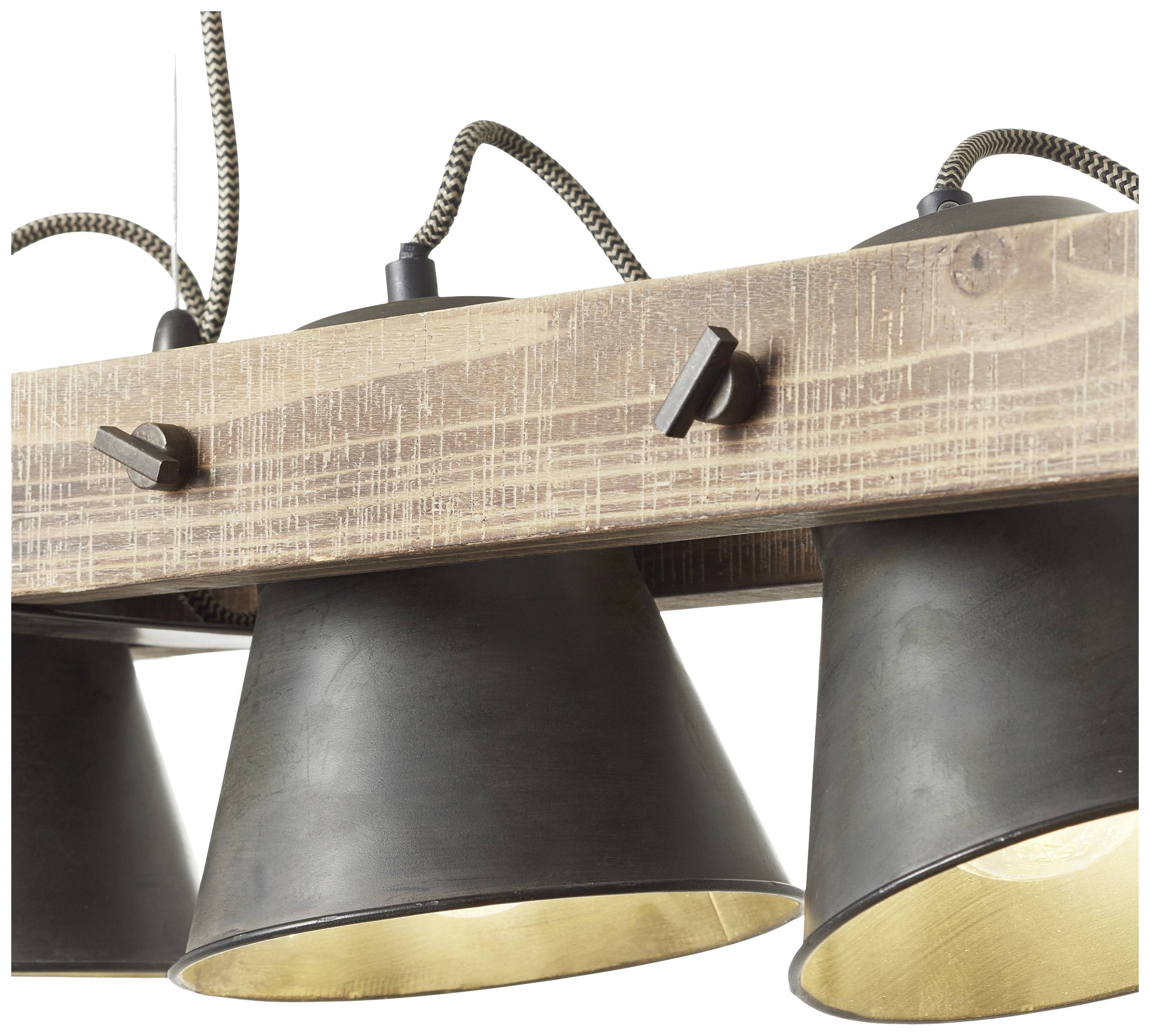 Dřevěná závěsná lampa se třemi černými stínidly a viditelnými kabely, které navozují rustikální a industriální design.