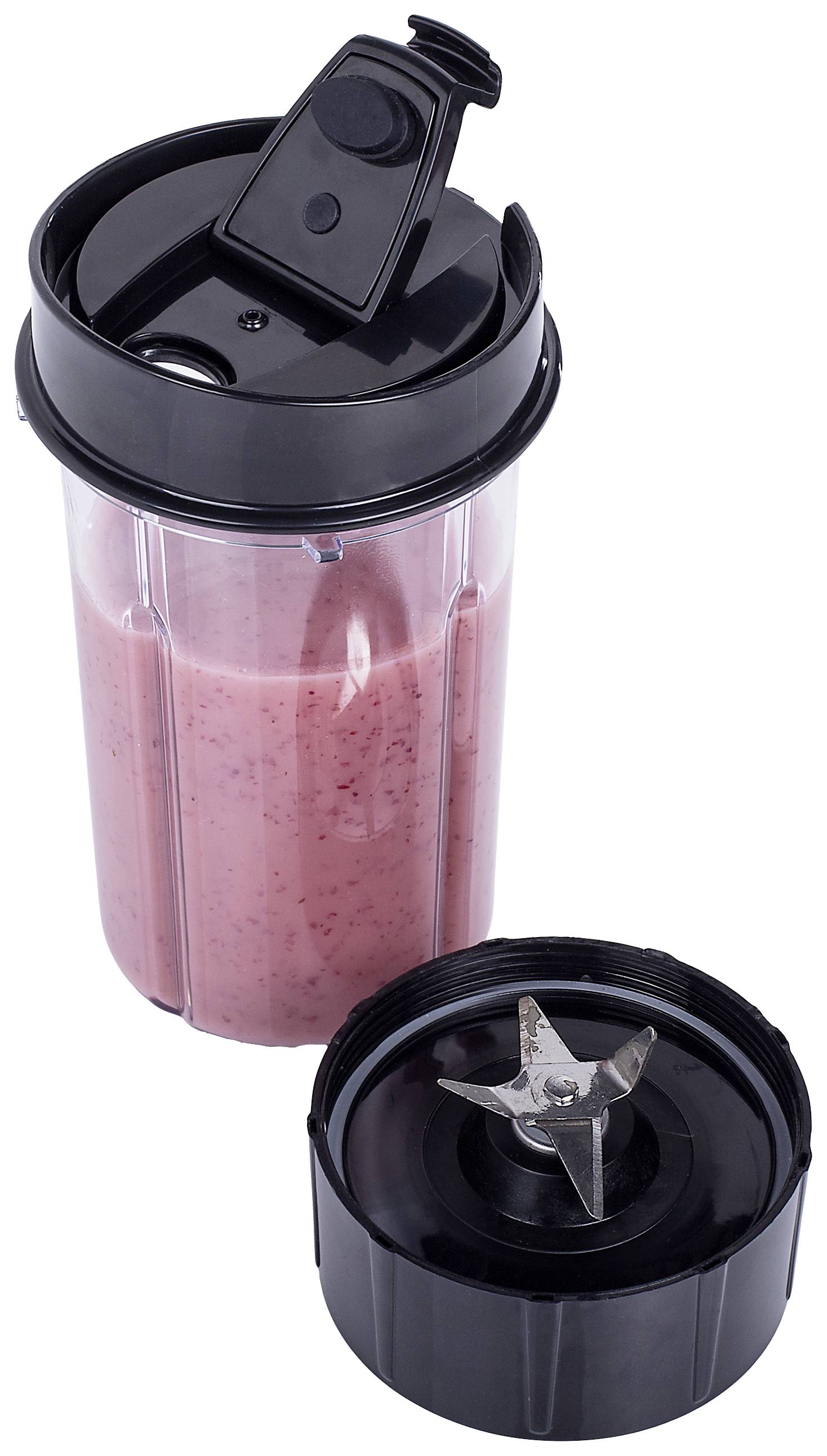 Mixér s růžovým smoothie v nádobě, vedle položeným víkem s ostřím, na bílém pozadí.