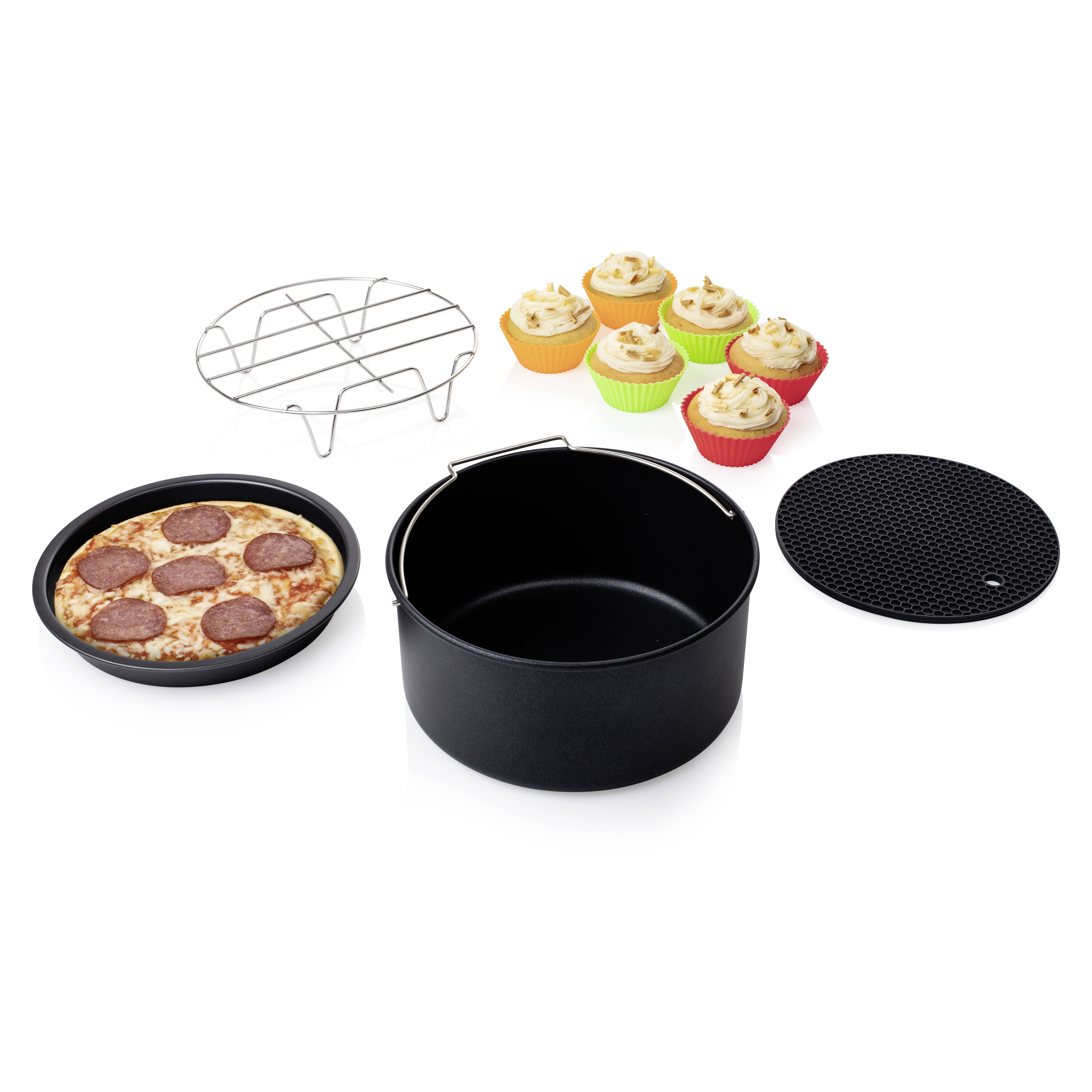 Různé pečicí formy a příslušenství, včetně plechu na pizzu s pizzou, černého hrnce, mřížky na pečení a barevných muffinů.