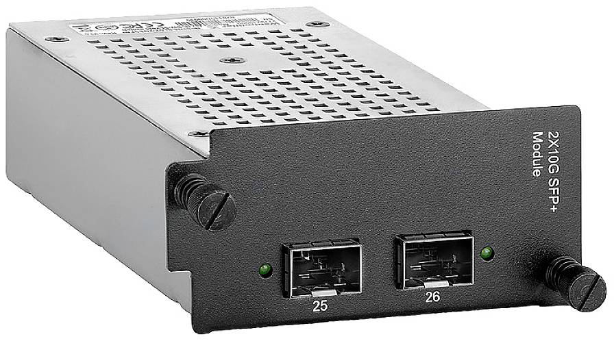 Černý SFP+ modul se dvěma porty a zelenými LED diodami, označenými čísly '25' a '26', umístěný na kovovém panelu s větracími štěrbinami.