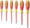 Šest izolovaných šroubováků v různých velikostech. Rukojeti v červeno-žluté barvě, označené 'Weidmüller SoftFinish'.