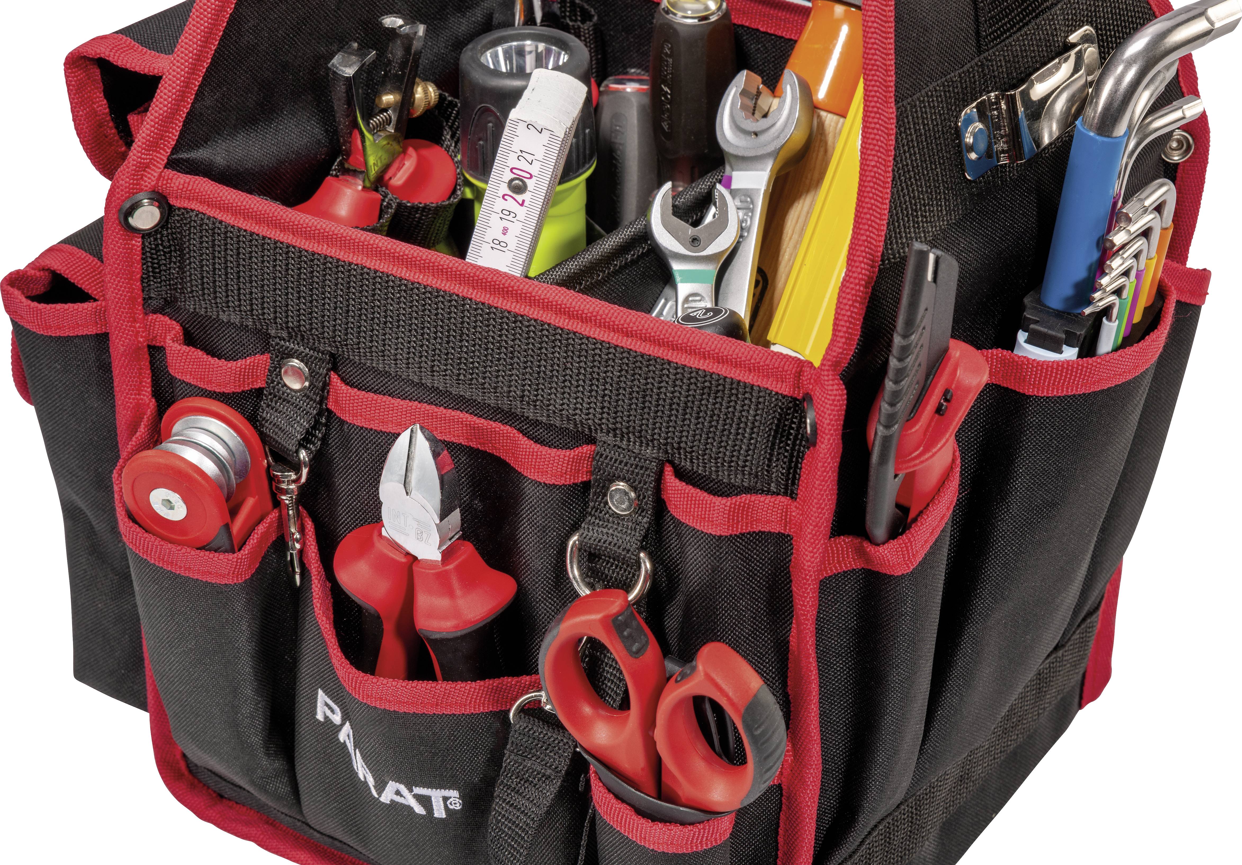 Černý kufřík na nářadí s červenými švy, naplněný různými nástroji jako jsou kleště, klíče a šroubováky.